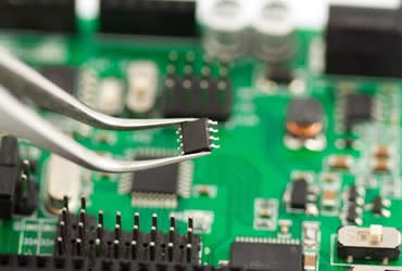 倍加福超skr的聚焦式長(zhǎng)光斑光電，傾力服務(wù)于PCB自動(dòng)化處理線！